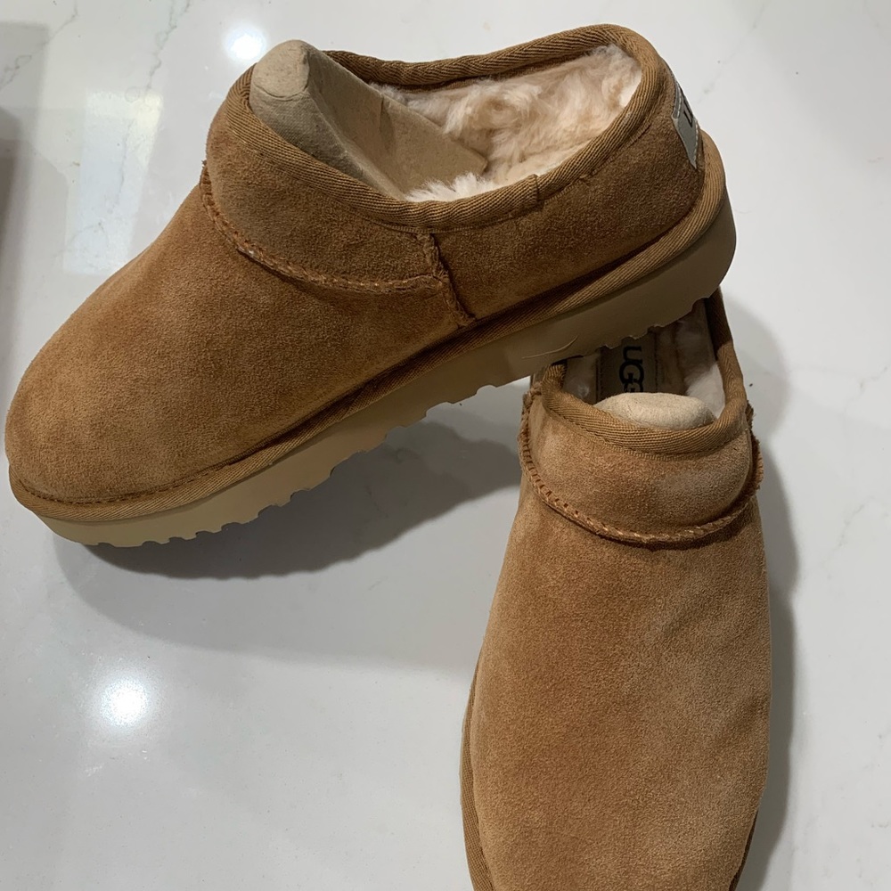 UGG Classic Slipper in Chesnut